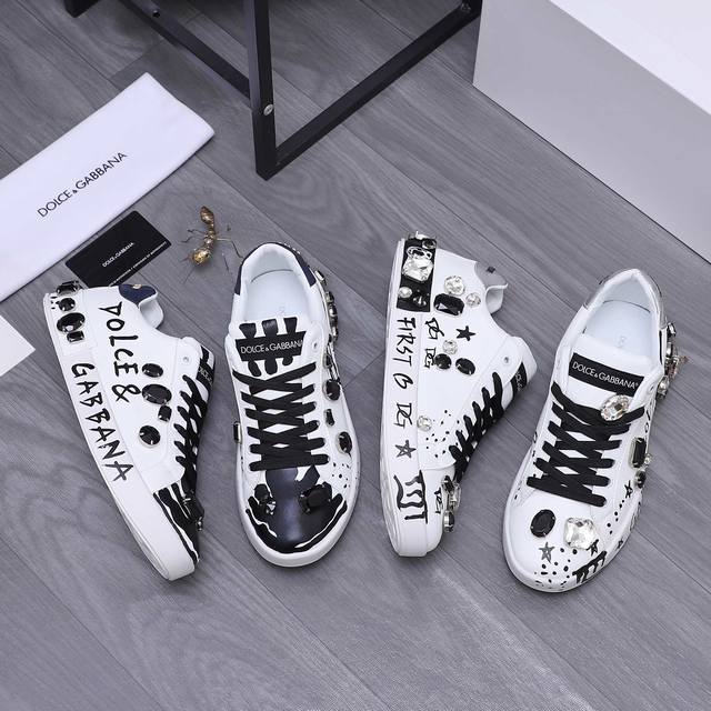 商品商标：Dg 杜嘉班纳 情侣款休闲板鞋 正码码数: 35-46 商品材料：涂鸦牛皮拼接鞋面 鞋面贴钻装饰 牛皮鞋垫 原版大底