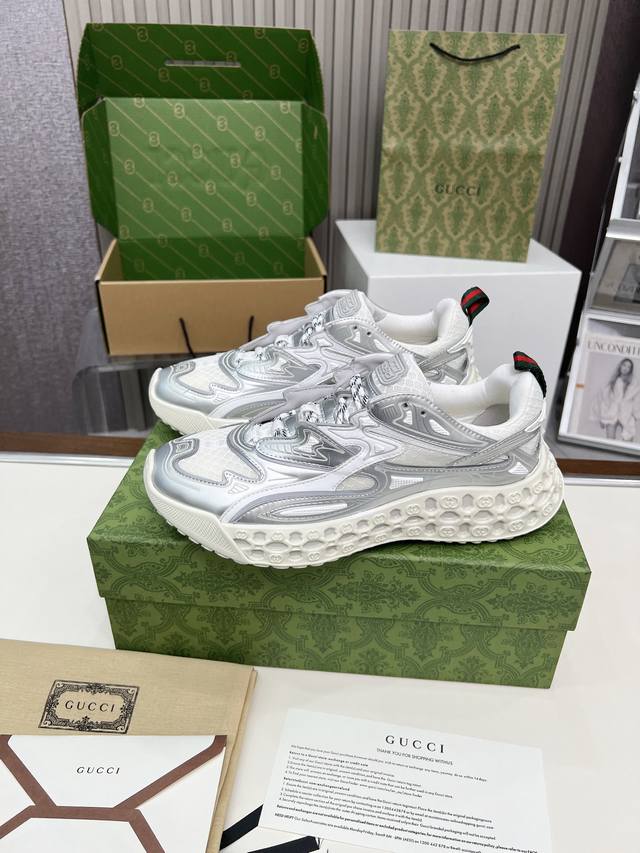 实价： Gucci Cub3D运动鞋重金打造焕新演绎品牌标志性条纹织带元素当复古基因撞上未来感设计这双古驰新鞋直接把潮流阈值拉满 配色卡龙撞色+经典条纹，Gg反