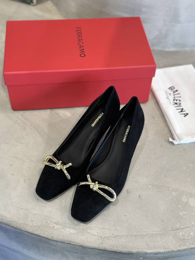工厂P价 Ferraga*O菲拉*慕新版 Vara不对称绳结扣小方头高跟鞋！ 这款小猫跟高跟鞋采用方形鞋头，搭配全新不对称绳结扣 不对称也很美 百搭舒适，通勤日