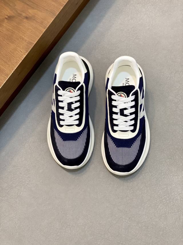 Moncler 蒙口男士休闲运动鞋，具有舒适防滑性能，采用一体成型进口飞织科技面料制成，兼备创新、功能性与图形细节于一体，诠释潮流时尚。大底高弹橡胶发泡组合成型