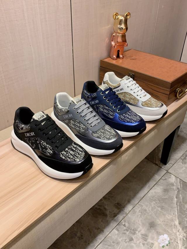 新款: 厂价 迪奥Dior* 最新爆款休闲鞋，顶端品牌 奢侈～代购，顶级～质量。 鞋面選用进口透气牛皮材质透气羊皮垫脚 精细做工。原版个性时尚柔软橡膠耐磨防滑大