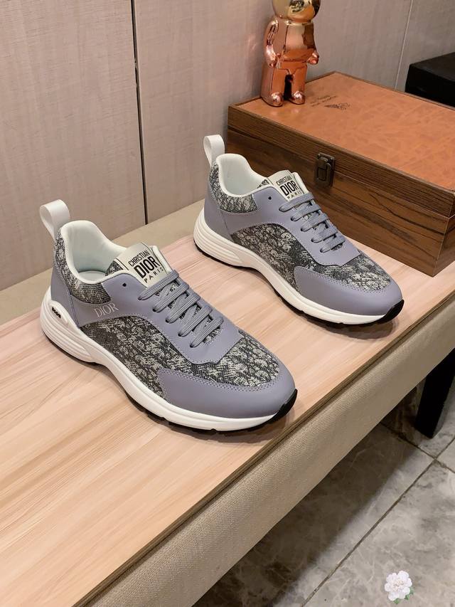 新款: 厂价 迪奥Dior* 最新爆款休闲鞋，顶端品牌 奢侈～代购，顶级～质量。 鞋面選用进口透气牛皮布料材质透气羊皮垫脚 精细做工。原版个性时尚柔软橡膠耐磨防