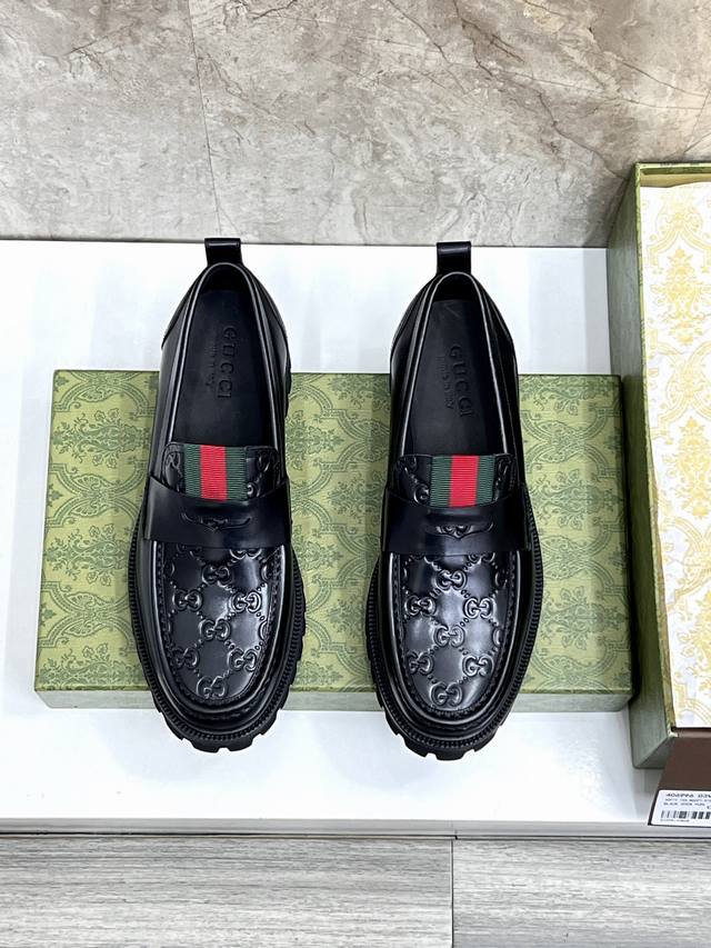 G家新品男士“G金属扣乐福鞋 官方售价Rmb,200 采用进口牛皮压花 开边珠压花 经典G印花胶料打造 各式纹理和材质以焕新格调再次诠释标志性细节。这款男士乐福