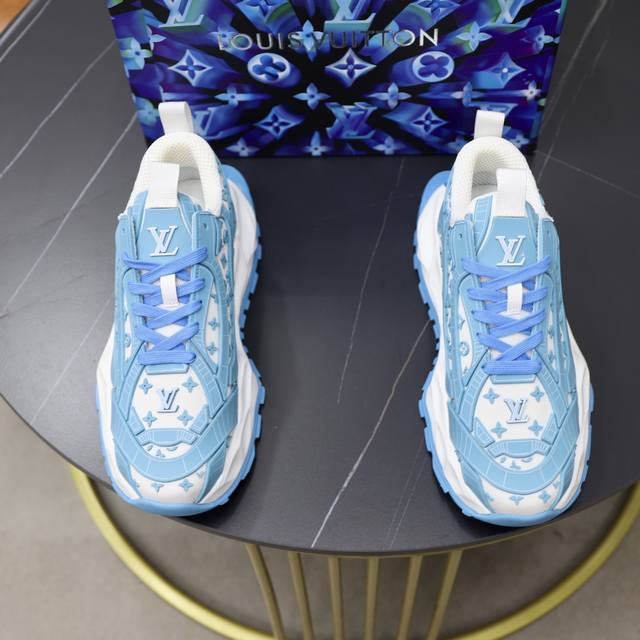 出厂价Pp： Louis Vuitton 路易威登2025新品米兰时装走秀款Lv家标志，大咖风范，时尚潮人必备进口网面搭配高科技滴胶工艺透气网里真皮垫脚特供大底