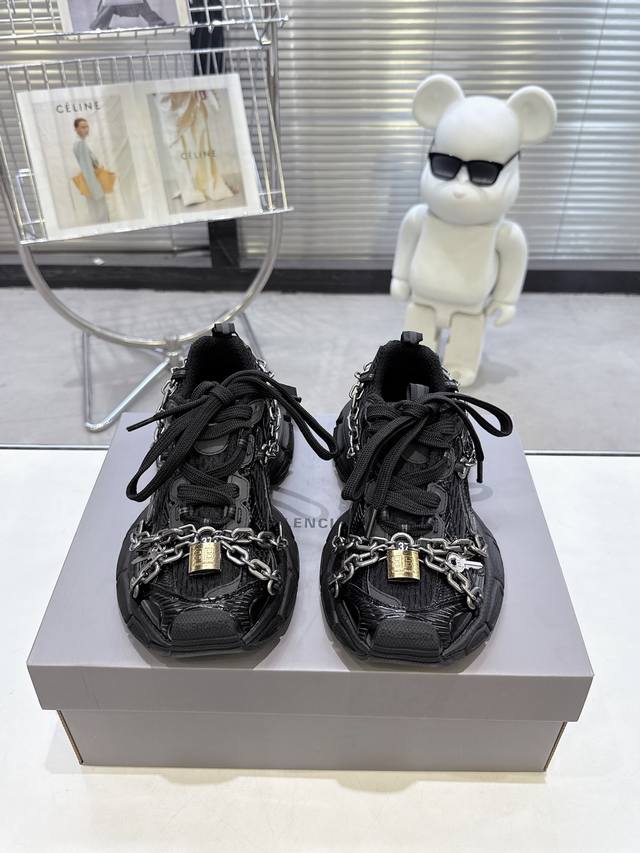 实价： 巴黎世家Balenciaga Share 3Xl 锁头系列 浅米黑色鞋面，高级感拉满，搭配独特链条设计，链条上精致的金色锁扣，时髦又个性，街头感一秒爆棚