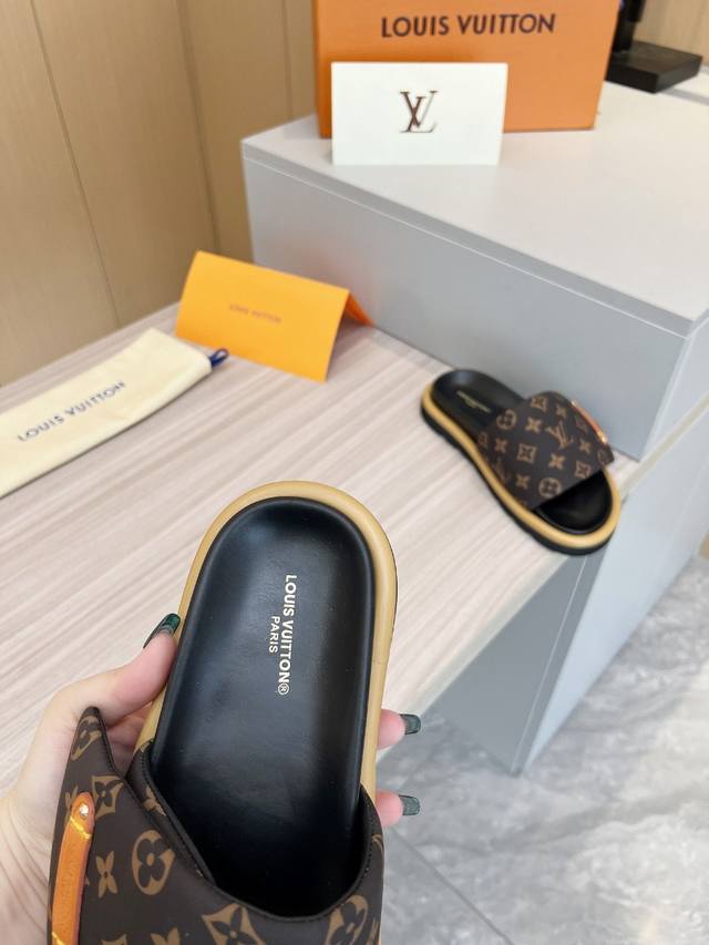 元情侣款 Louis Vuitton 路易威登 春夏最新爆款魔术贴系列 情侣款厚底拖鞋 代购级别稀品上新 T 鞋面：Lv进口5D打印花布，牛皮内里 大底：原版开