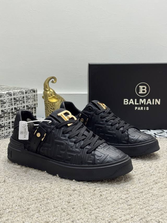 出厂价P 实价 巴尔曼Balmain 新款男士运动休闲鞋，时尚潮流，进口牛皮拼接Logo牛仔面料。内里羊皮上脚非常舒适，极致柔软细腻，搭配巴尔曼专属鸡眼五金扣，