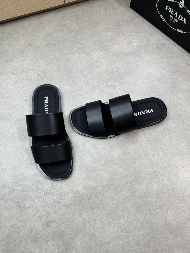出厂价P 实价 Prada 普拉达-拖鞋顶级代购 男士春夏拖鞋专柜同步 鞋面意大利进口牛皮搭，标志图形高品质工艺，鞋底：原厂特供原版底，独家活动成型底超级舒适，