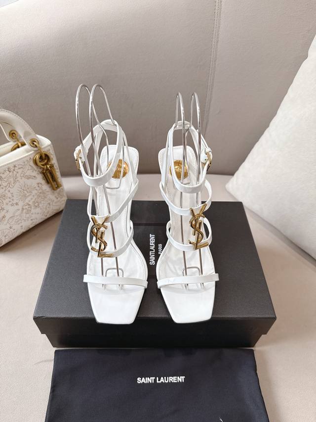 顶级版本 Saint Lauren* 圣罗兰Ysl 25Ss 春夏全新走秀Ysl金属扣罗马凉鞋 唯有Ysl最懂女人心，不接受反驳，超级无敌女人味神器，女人必备