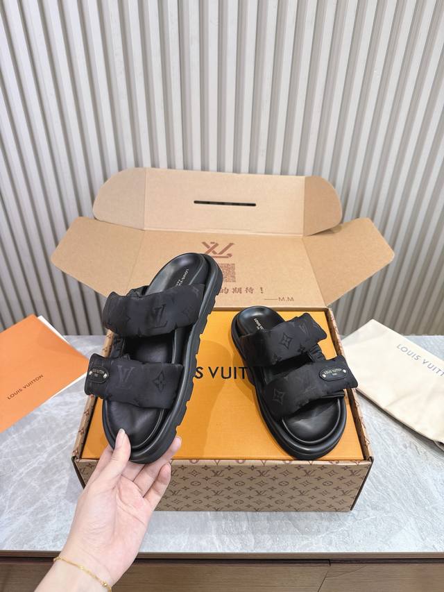 顶级版本 实物拍摄 代购级 羽绒填充！ 任意Pk市场海棉版本 25Slv新款 专柜同步 夏天拖鞋才是灵魂。 最新牛仔丹宁Poll Pillow 慵懒感穿搭Bi备