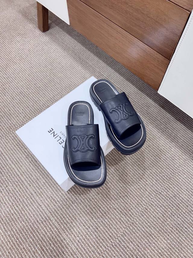 已认证 Celin* 新品罗马凉鞋 独家正确版 新一季赛美鞋太多了 这款罗马凉鞋真的太好搭配了 简约的设计搭配凯旋门Logo作为点缀 复古又时髦，能够隐形增高，