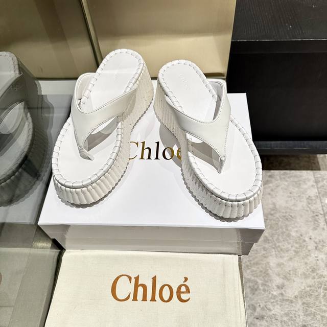独家首发，升级版纯手工缝线拖鞋来了！ Chloe 克洛伊 最新的缝马克线 原版私模高密度发泡鞋底 人工固特异手法穿线 配上后所有的位置刚刚好 所有的工艺与材质原