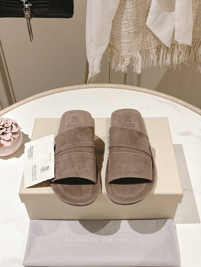 市场最高品质］ Brunello Cucinelli Bc平底拖鞋。材质：进口牛京 纯手工串联珠链配饰。真皮大底码数：35-42 40、41、42定制不退换 用