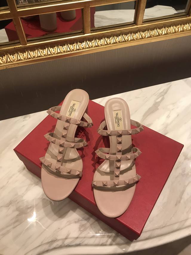 工厂P价 女装女鞋 运动原单华伦天奴。顶级版本 所有细节全部按原版订制的！！ 面料:牛皮 里料:羊皮 意大利材质真皮大底 跟高:6公分 码数:35-41 41定