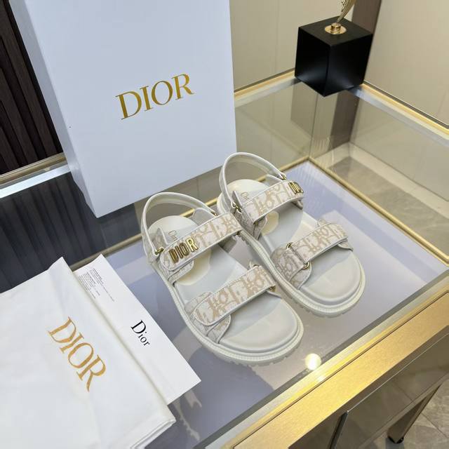 工厂P价 女装女鞋 运动原单。Dior经典爆款凉拖 踏入Dior拖鞋的时尚领地，邂逅优雅与舒适的极致融合。鞋面以精湛刺绣工艺，镌刻着Christian Dior