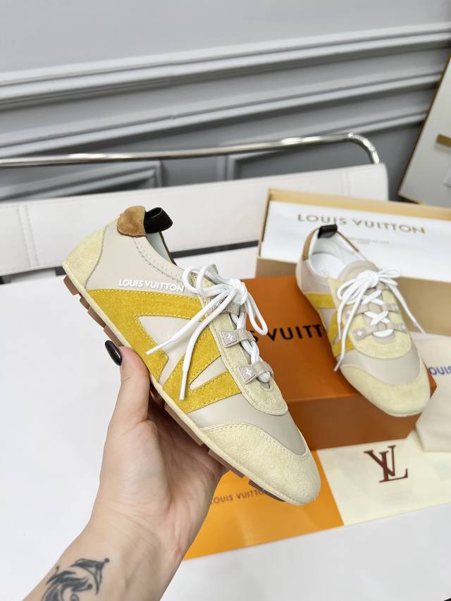 工厂P价 女装女鞋 运动原单 Lv Sneakerina 芭蕾风运动鞋为柔软羊皮革勾勒绒面牛皮革饰边，再以 Monogram 帆布抒写侧面 Lv 字母，将芭蕾舞