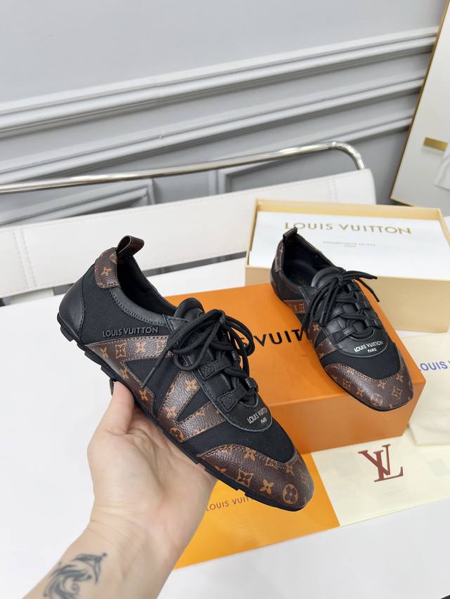 工厂P价 女装女鞋 运动原单 Lv Sneakerina 芭蕾风运动鞋结合科技丝缎与 Monogram 帆布，以创意巧思凝聚运动鞋与芭蕾舞鞋的功能细节，可轻松点