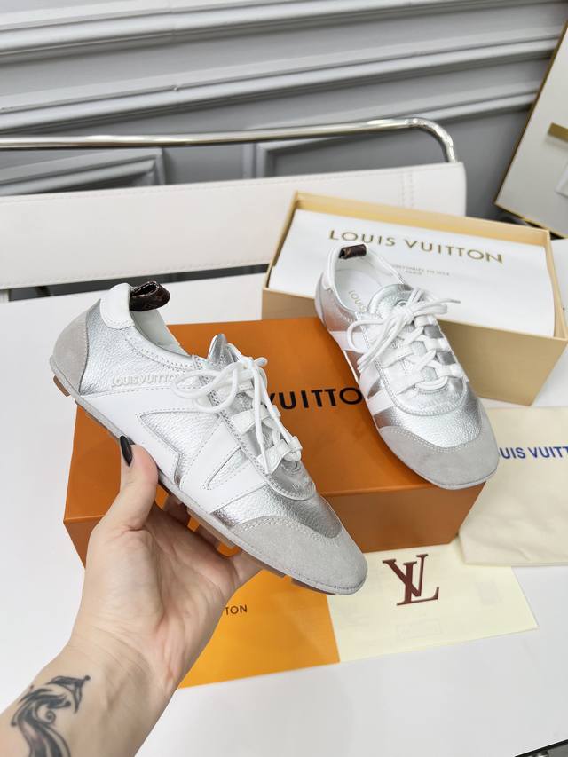 工厂P价 女装女鞋 运动原单 Lv Sneakerina 芭蕾风运动鞋以前卫姿态步入视野，展现运动鞋和芭蕾舞鞋的美妙融合。金属质感粒面牛皮革鞋身点缀撞色饰边，与