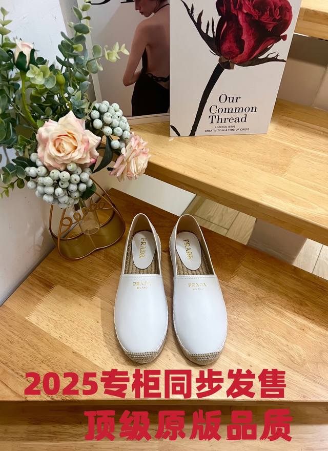工厂P价 女装女鞋 运动原单 普拉达 Prada 2025年早春羊皮面草编鞋，这款草编鞋配有草编内底。经柔软的羊皮面料，材质重释的版型饰以刺绣刻字徽标，呈现传统