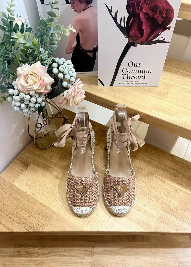 工厂P价 女装女鞋 运动原单 普拉达 Prada 2025年早春，这款坡跟草编鞋配有草编内底。编织圆头坡跟系带凉鞋渔夫鞋，用经柔软的牛皮面料。材质重释的版型饰以