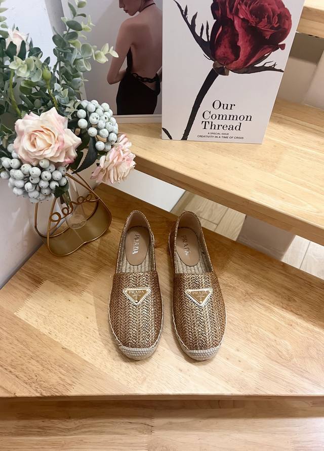 工厂P价 女装女鞋 运动原单 普拉达 Prada 25早秋，这款草编鞋配有草编内底。经柔软的草编面料，材质重释的版型饰以三角徽标，呈现传统与现代格调的上佳融合。