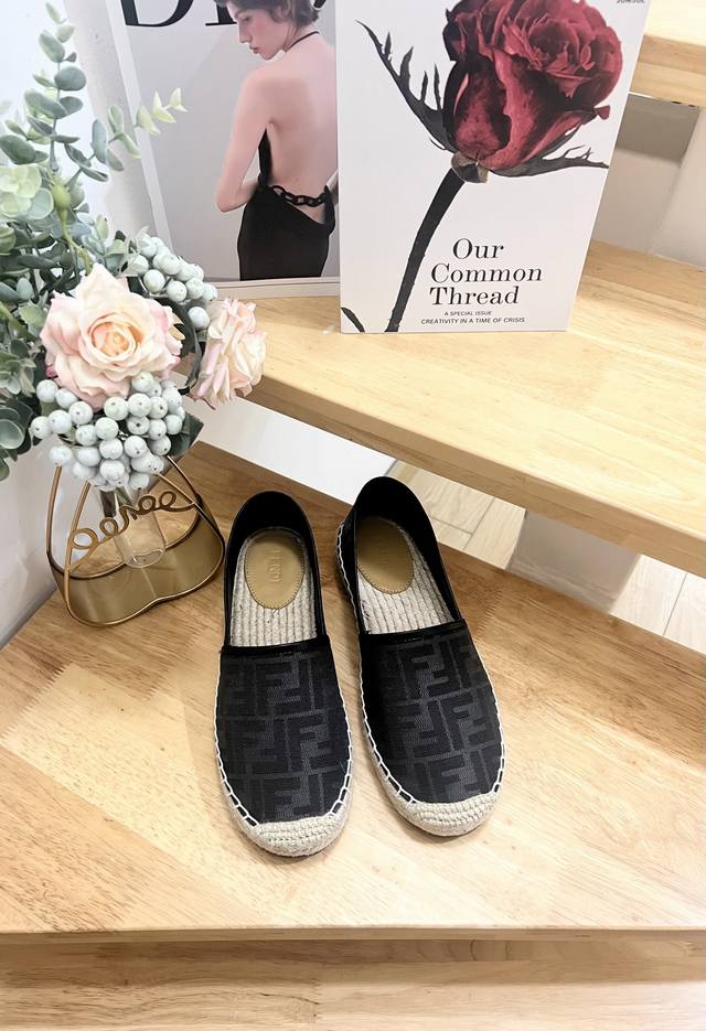 工厂P价 女装女鞋 运动原单 Fendi 男女同款 麻底渔夫鞋采用 Ff 提花面料制成，带有光滑的皮革边缘和对比色 Fendi Roma 徽标刺绣。 皮革衬里
