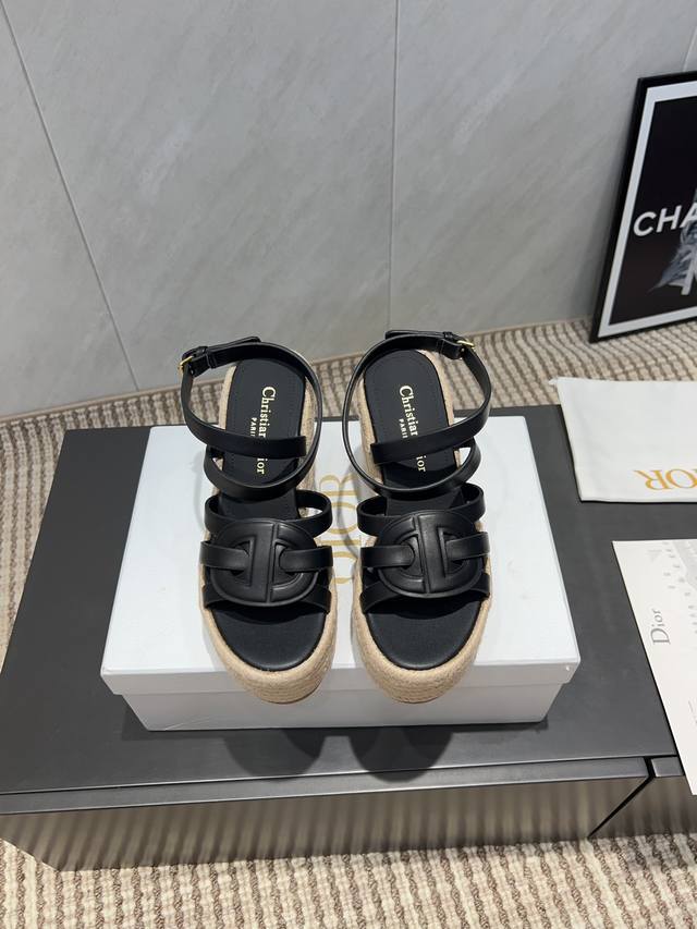 工厂P价 女装女鞋 运动原单 独家顶级版本 Dior 迪奥 25Ss 夏季高版本新款凉鞋. 松糕厚底麻绳凉鞋 简约超级百搭. 上脚完美奢华可任意搭配春夏服饰.