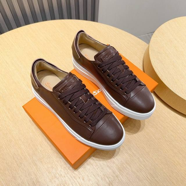 调工厂P价 男装男鞋 运动原单 Santoni 圣东尼 这个意大利纯手工鞋履品牌的每一双鞋设计简洁经典，上脚非常舒适百搭！此款鞋面面料采用进囗小牛皮，从皮料反面