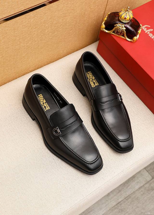 调工厂P价 男装男鞋 运动原单 商品商标：Ferragamo 菲拉格慕 休闲皮鞋 正码码数: 39-44 38.45订制 商品材料：精选 进口头层小牛皮鞋面+原