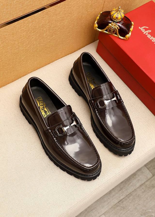 调工厂P价 男装男鞋 运动原单 商品商标：Ferragamo 菲拉格慕 休闲皮鞋 正码码数: 39-44 38.45订制 商品材料：精选 进口头层开边珠牛皮鞋面
