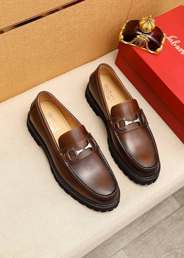 调工厂P价 男装男鞋 运动原单 商品商标：Ferragamo 菲拉格慕 休闲皮鞋 正码码数: 39-44 38.45订制 商品材料：精选 进口头层小牛皮鞋面+奢