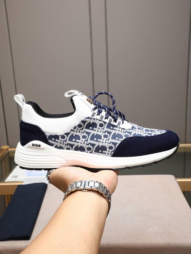 P Dior 迪奥 高端系列休闲男鞋，简约大气鞋面采用头层真皮接拼迪奥专用材料 ；进口头层羊皮内里；专用大底，耐磨，轻便，整体设计和谐统一又不缺乏个性 你值得拥