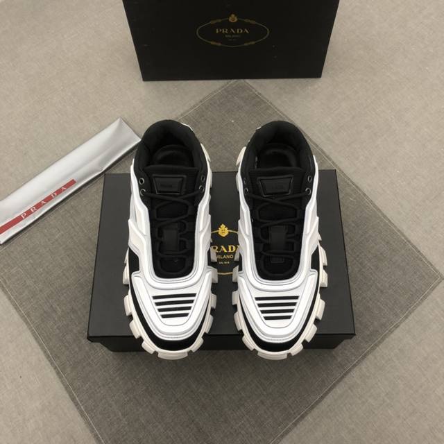 Prad* 普拉达2025最新走秀厚底老爹鞋，众多明星同款，国际品牌1:1制作， 引领大气高端时尚前沿 鞋面原版飞织滴胶面料牛皮垫脚精细做工。原厂特供原版耐磨防