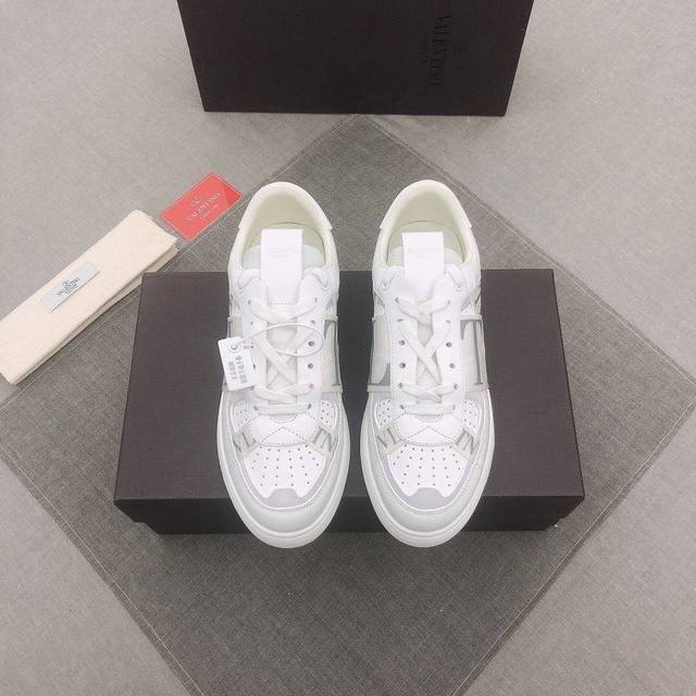 V L7N 春夏小牛皮绑带运动鞋，应该没有哪个男士可以拒绝这一款吧，经典配色，太帅了！购入原版高精准复刻，秒杀市场通货！6个 Vltn Logo 橡胶效果绑带