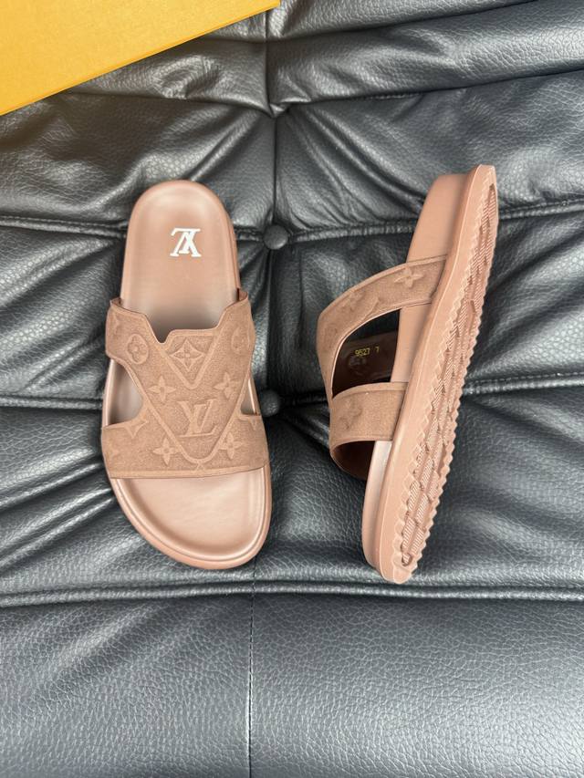 Louis Vuitton 路易威登 -高端品质 原单休闲凉拖鞋 -鞋面：荔纹小牛皮.空压品牌图腾、品牌图腾布匹、车包边工艺、车缝品牌Logo图腾 -内里：环保