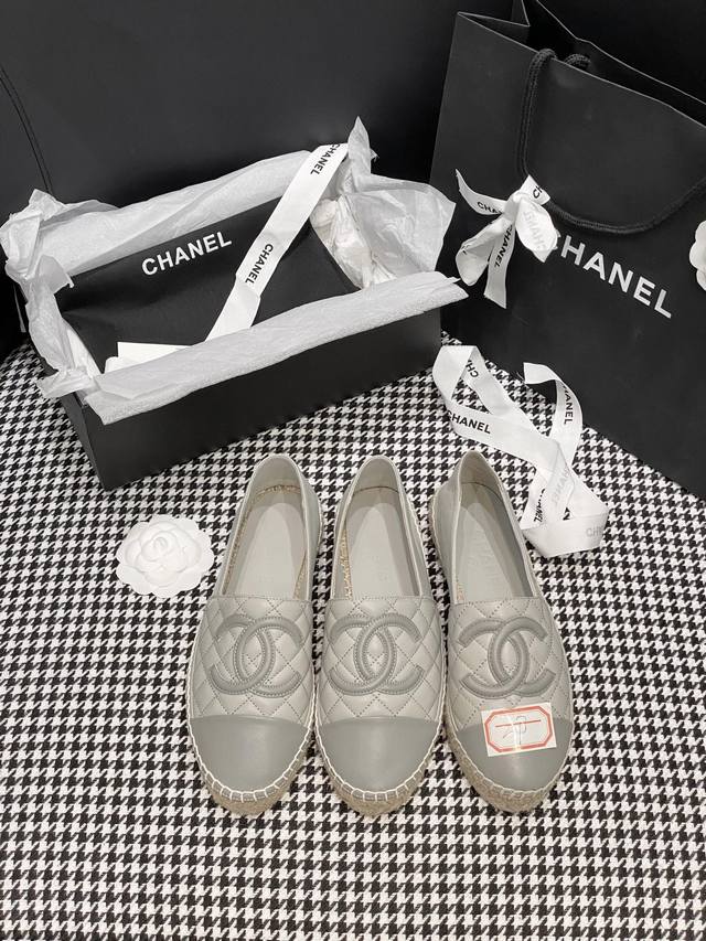 超级难拍的高级灰！不同光线下呈现不同的颜色 Chane* 春季新品 Espadrilles 渔夫鞋 小香经典版型！独家代购原版一比一品质！Hk海港城，广州太古汇