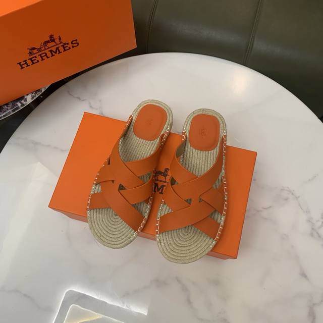 高端版本。 Hermes 爱马仕 男士拖鞋休闲款，高品质专柜对比质量 鞋面头层牛皮，手掌纹路清晰，彰显高端，上档次，穿着舒适，百搭。纯手工拉线，生胶透气防滑大底