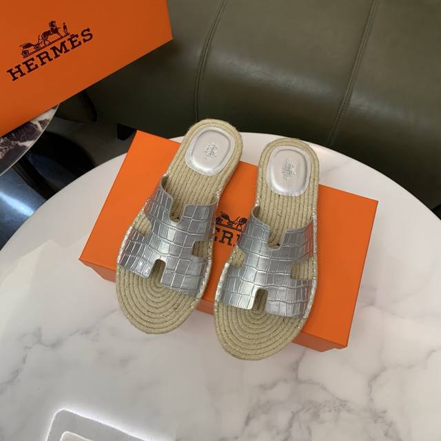 工厂 高端版本。 Hermes 爱马仕 男士拖鞋休闲款，专柜对比质量 鞋面头层石头纹，纹路清晰，彰显高端，上档次，穿着舒适，百搭。纯手工拉线，生胶透气防滑大底，