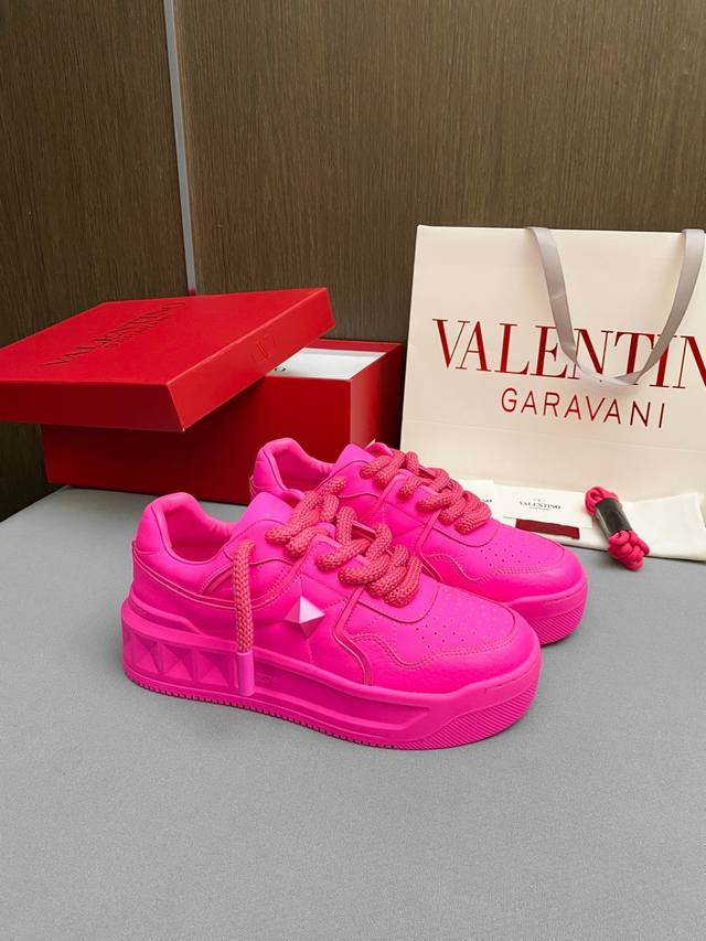 Valentino华伦天奴 新款休闲鞋 最新款 走秀情侣爆款 粗鞋带 ，Elsa Hosk张艺兴 关晓彤等众多明星同款 顶级版本+套楦工艺，鞋面全油边. 面料：