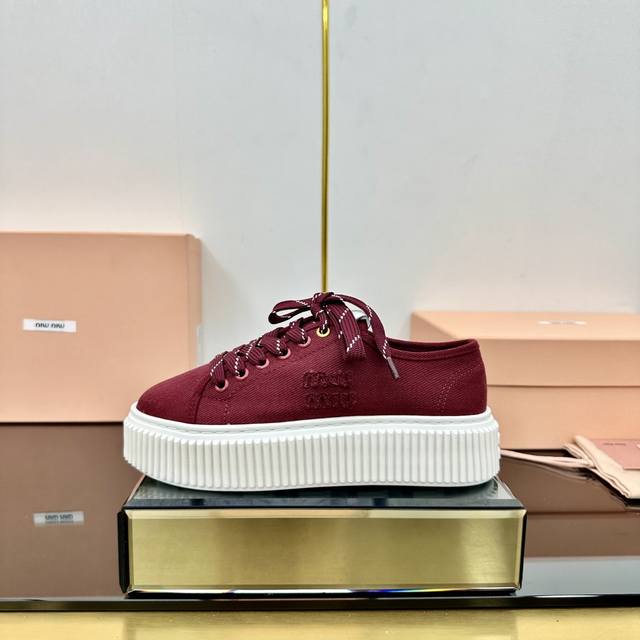 Miumiu25Ss春新款 厚底饼干鞋 最新走秀款，经典升级 舒适度与时髦度并存 每个颜色搭配都好看，设计搭配不同风格需求 鞋面：原版定制布 内里: 原版定制羊