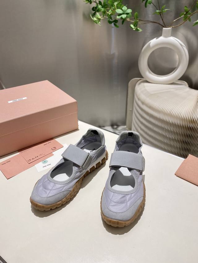 出厂 缪缪2025阿甘休闲鞋运动鞋 春夏新款 最近爆款前卫大胆的设计 .Miu风格融于此款厚底帆布运动鞋的简约线条 ，别致徽标饰于鞋舌与背后，点缀复古 厚底设计