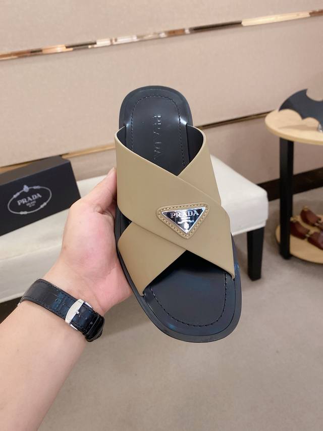 出厂价Pp： Prada 拖鞋，男士春夏拖鞋专柜同步 鞋面意大利进口牛皮搭， 标志图形高品质工艺， 鞋底：原厂特供原版底， 码数:38-44码