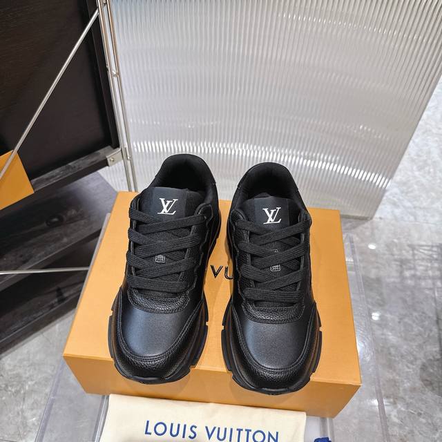 工厂P价P： Lv 路易威登 Lv运动鞋系列 情侣款 2025春夏新款 顶级版本原版一致 专柜主打最新款休闲鞋 硬货上新 代购级别！高级感十足！国内外博主刷爆的