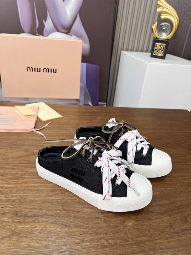 缪缪 Miumiu2025春夏时尚新品，厚底轻便增高小白鞋体现了Miu Miu 的大胆特色，尽展女士魅力，简约线条 ，别致徽标饰于鞋舌点缀，现代风格简约高级 轻