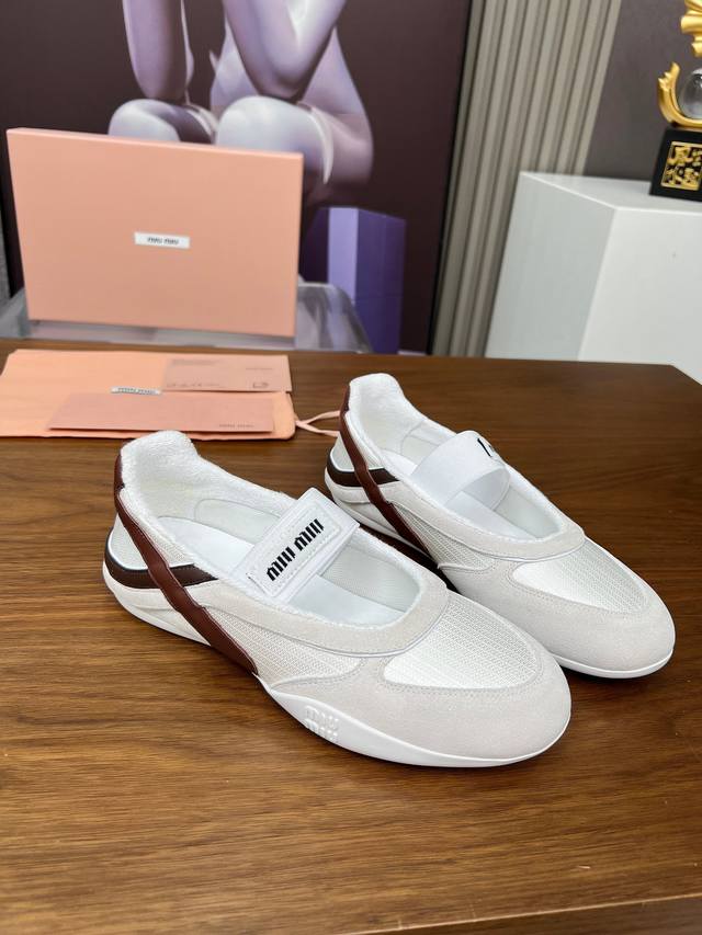 Miumiu 缪缪时装周2025春夏系列走秀款 这双运动鞋引起关注，Miu Miu 与 New Balance 合作系列无疑是近几年最成功的运动鞋单品，本季Mi