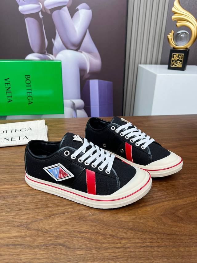 Bottega Veneta 葆蝶家Bv最新款Eliot系列 复古 篮球鞋 休闲 运动 帆布鞋 上市即封神低邦 以复古篮球运动鞋为灵感，色彩组合彰显青春活力，完