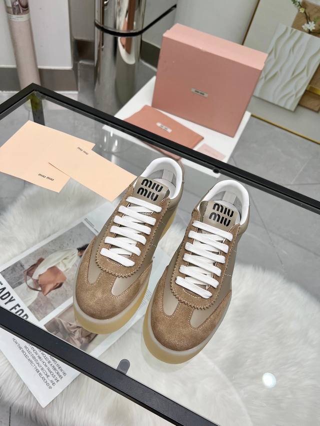 Miumiu 缪缪 休闲小白鞋，美到心坎上啦！柔软的真皮材质，触感细腻，亲肤舒适。 独特的设计，时尚又百搭，无论是搭配牛仔裤还是裙子，都能轻松驾驭。 Size：