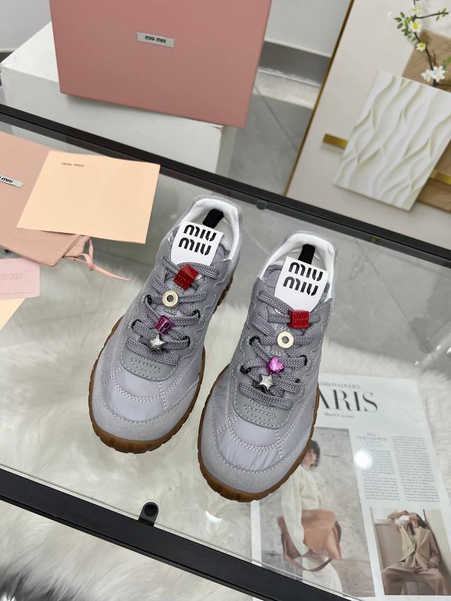 Miu Miu 25Ss 春夏新款走秀Miumiu 德训 休闲鞋秀场工艺来自Miu Miu系列的细节特写 新季的潮流此刻挚爱的概念，多元对撞，传达现代风格~ 怎
