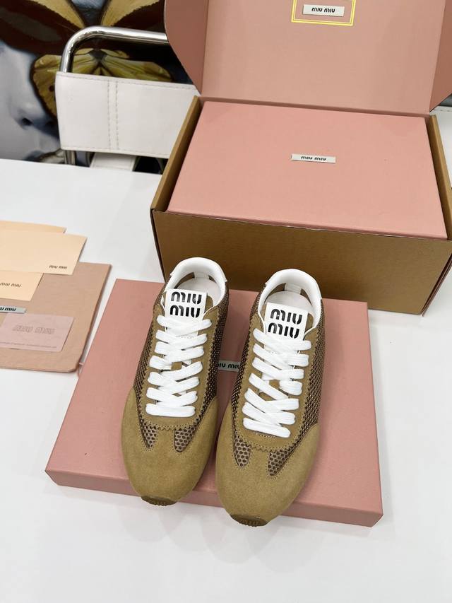 上线、Miumiu 网面阿甘鞋 ！ Miumiu 德顺鞋 Ins穿搭时尚 Miu缪女孩特定专属 每个色系都有它独有的味道 简单随意不羁 复古颜值满分 又能体现单