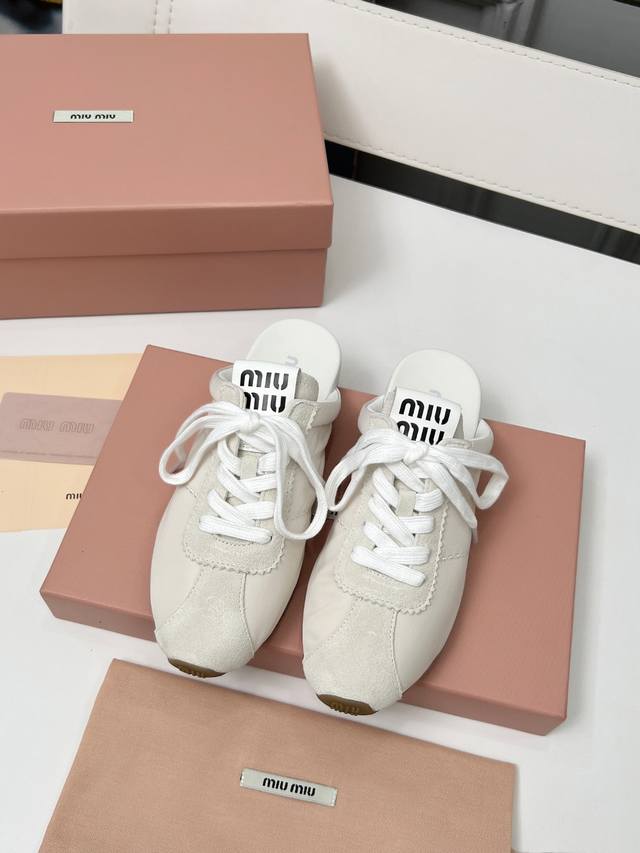Miumiu 2025夏季新款休闲小白鞋 缪缪这一季也太少女了吧！这款系列真的太好看了 简约的设计搭配做旧的风格真的很复古！手工做旧擦色 整鞋皮料选用进口意大利